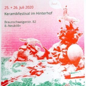 Flyer für das Keramikfestival im Hinterhof vom 26. Juli 2020. Der Flyer ist in rot, grün und pink gedruckt, er zeigt eine Art Tonlandschaft auf der ein Einhorn und ein Ameisenbär stehen, im Vordergrund eine Gabel, ein Lippenstift und eine Zitrone auf grünem Rasen